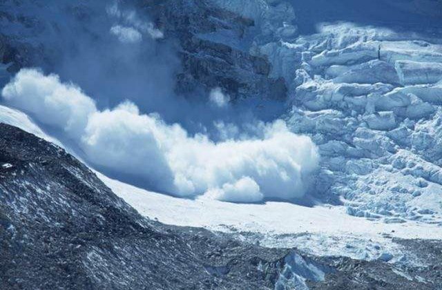 Peste 10 oameni au murit in Everest in urma unei avalanse