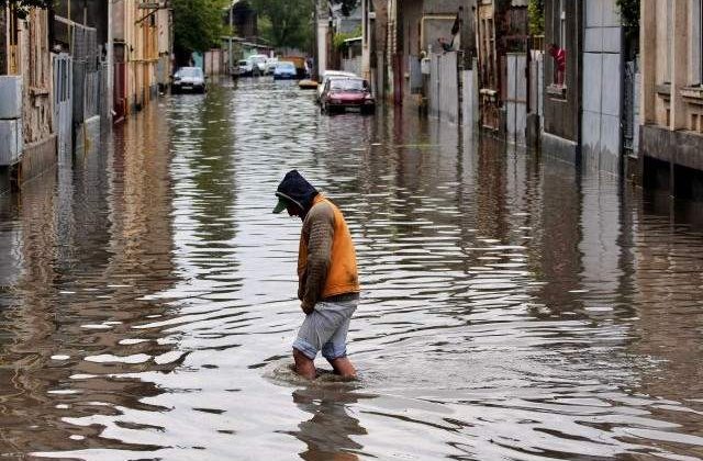 Inundatii in Prahova! Pompierii intervin pentru scoaterea apei