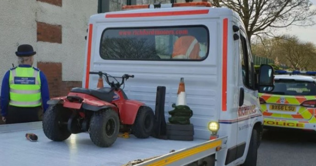 Maşină de jucărie, confiscată de poliţiştii englezi și urcată pe platformă. „Ce s-a întâmplat pare o farsă”