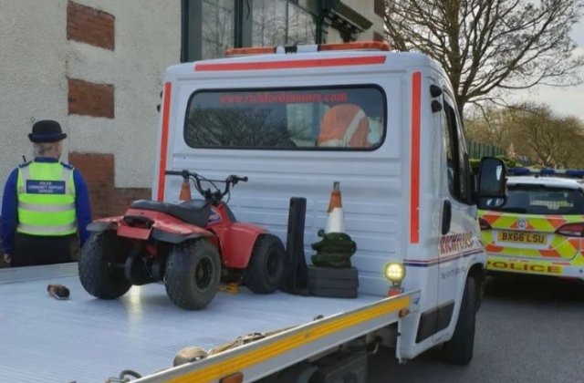 Maşină de jucărie, confiscată de poliţiştii englezi și urcată pe platformă. „Ce s-a întâmplat pare o farsă” 