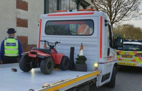 Maşină de jucărie, confiscată de poliţiştii englezi și urcată pe platformă. „Ce s-a întâmplat pare o farsă”