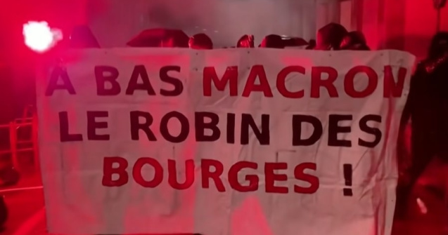 VIDEO Sute de francezi au protestat violent contra victoriei lui Macron