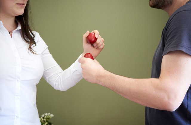 Concurs de ciocnit ouă &icirc;ntr-o comună din Gorj. Cu ce premiu s-a ales c&acirc;știgătorul