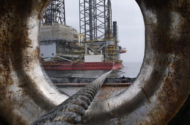 Prețul petrolului scade la cel mai redus nivel din ultimele două săptăm&acirc;ni. Analist: &bdquo;China e elefantul din cameră&rdquo; 