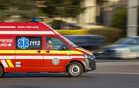 Echipaj SMURD, lovit de un tren în timp ce se deplasa la o pacientă în Ulmeni