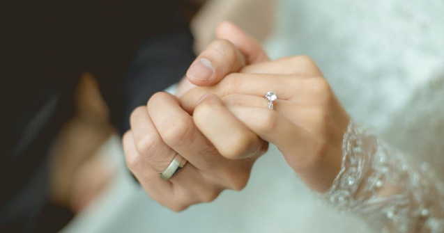 Alegerea inelelor de logodnă și a verighetelor reprezintă o decizie importantă