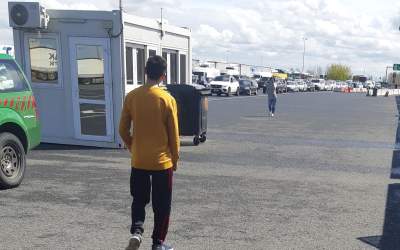 Un copil român a fost uitat...