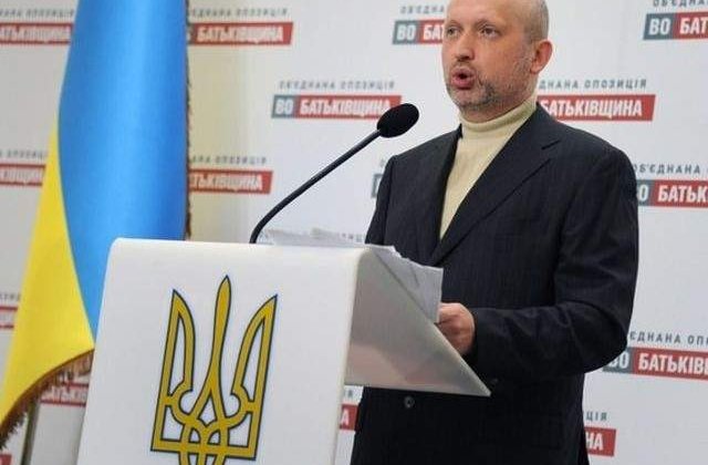 Ucraina: Turcinov ordona reluarea operatiunilor antiteroriste