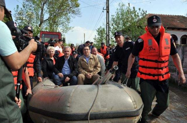[VIDEO] Premierul Ponta, catre ministrul Apelor: "Tu ce faci, fa Doina, aici?"