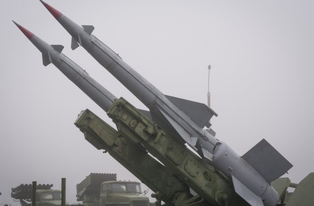 Două rachete s-au prăbuşit în apropierea unei baze din Irak