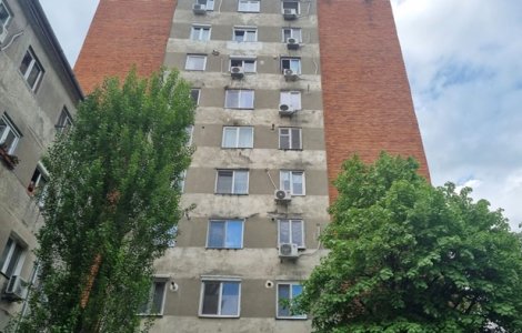 O femeie s-a aruncat de la etajul 10 cu doi copii în brațe. Toți 3 au murit