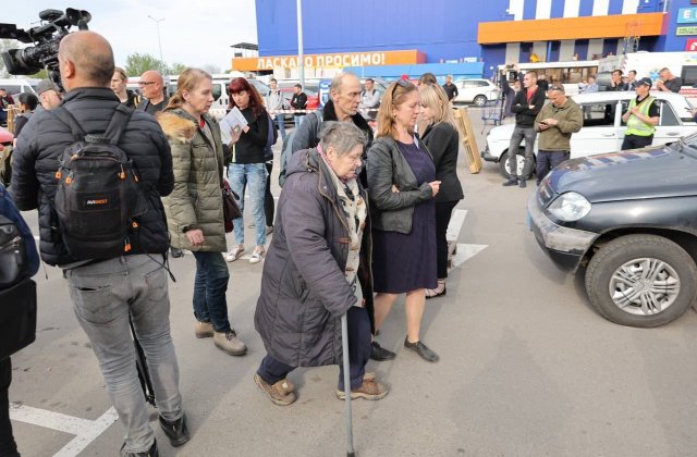 Au &icirc;nceput primele evacuări din Azovstal. Zelenski: 156 de femei și copii se află acum &icirc;n siguranță