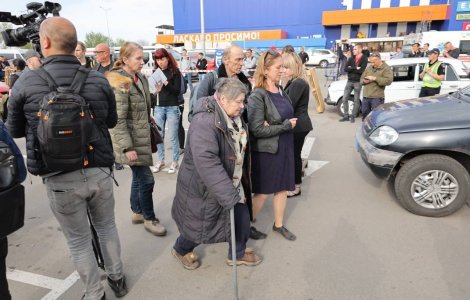 Au început primele evacuări din Azovstal. Zelenski: 156 de femei și copii se află acum în siguranță