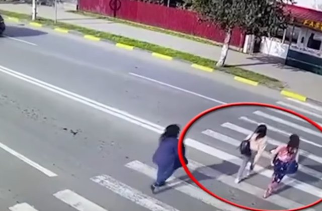 VIDEO Două fete au fost accidentate de un BMW pe o trecere de pietoni din Galați