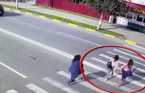VIDEO Două fete au fost accidentate de un BMW pe o trecere de pietoni din Galați