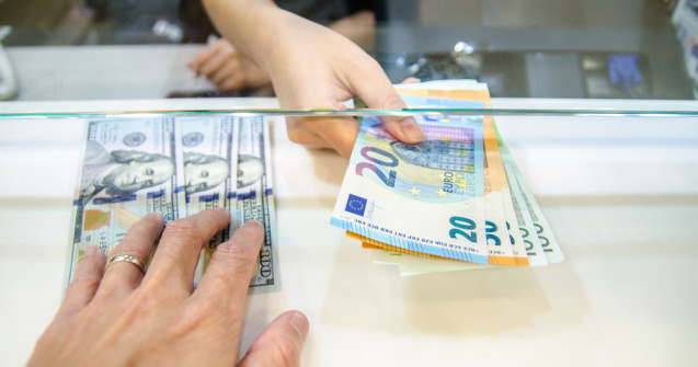 Jaf de zile mari la o casă de schimb valutar din Vatra Dornei