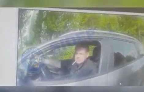 VIDEO Șofer recalcitrant, scos cu forța din mașină de polițiști și imobilizat: ”Dacă cobor, te nenorocesc, eşti nebun?!”