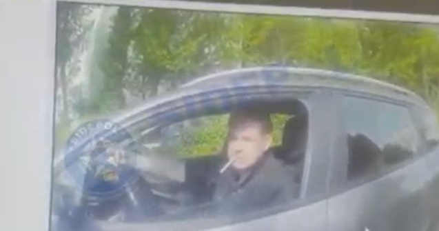 VIDEO Șofer recalcitrant, scos cu forța din mașină de polițiști și imobilizat