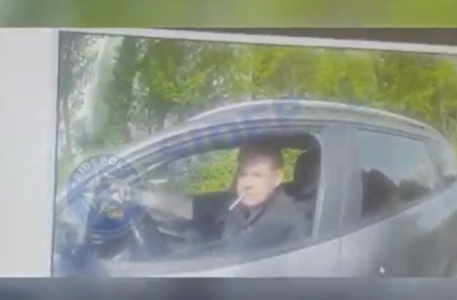 VIDEO Șofer recalcitrant, scos cu forța din mașină de polițiști și imobilizat: ”Dacă cobor, te nenorocesc, eşti nebun?!”