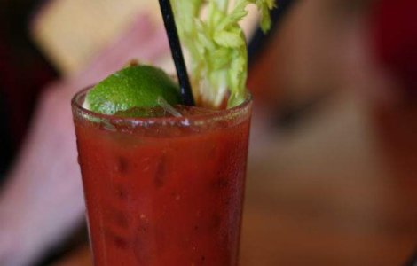 Motivul pentru care cocktailul Bloody Mary are un gust mai bun in avion