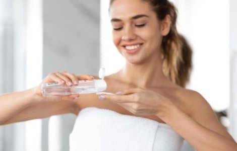 Apa micelară: tot ce trebuie să știi despre produsul ce a revoluționat demachierea