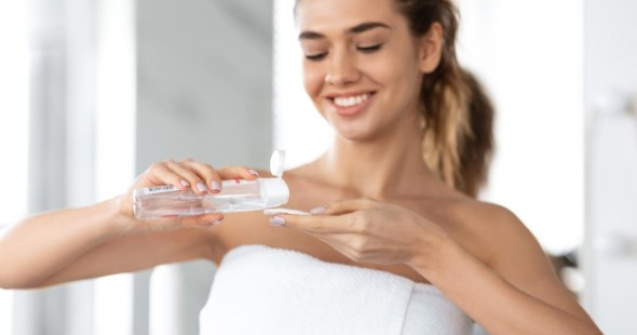 Apa micelară: tot ce trebuie să știi despre produsul ce a revoluționat demachierea