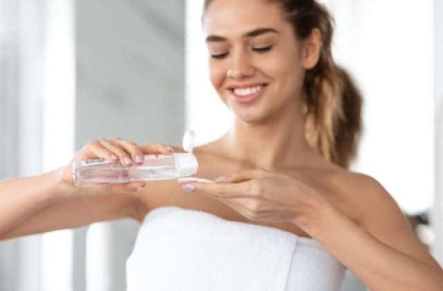 Apa micelară: tot ce trebuie să știi despre produsul ce a revoluționat demachierea