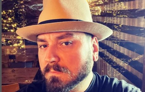 Micutzu, apariție neașteptată pe scena Filarmonicii Banatul, unde lui Jador i-a fost interzis să cânte. Comendiantul a pus una dintre piesele manelistului