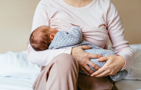 O fetiță de 6 luni a fost resuscitată după ce s-a înecat cu lapte