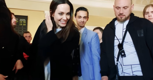Angelina Jolie, în stare de șoc după ce a mers în Lvov: „Când o bombă sau un obuz explodează...”