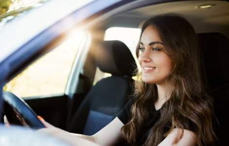 Condamnată la 6 weekend-uri în casă după ce a urcat fără permis la volan