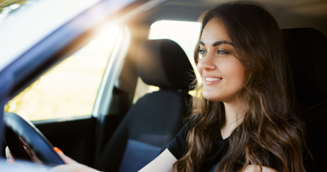 Condamnată la 6 weekend-uri în casă după ce a urcat fără permis la volan