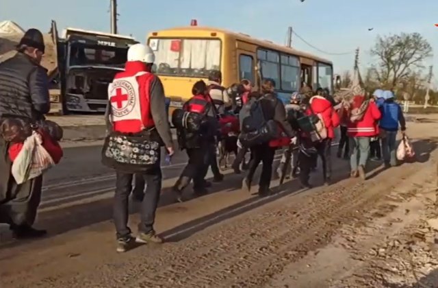 VIDEO 50 de ucraineni au fost evacuați din Azovstal