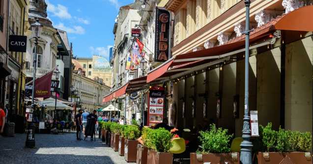 Incendiu puternic în Centrul Vechi. O clădire de 2 etaje a luat foc