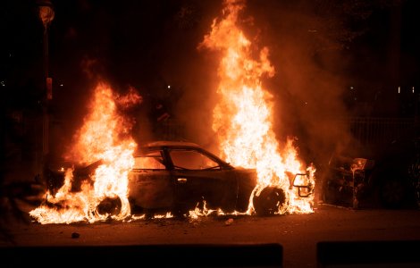 Cadavrul carbonizat al unui bărbat a fost identificat în portbagajul unei maşini