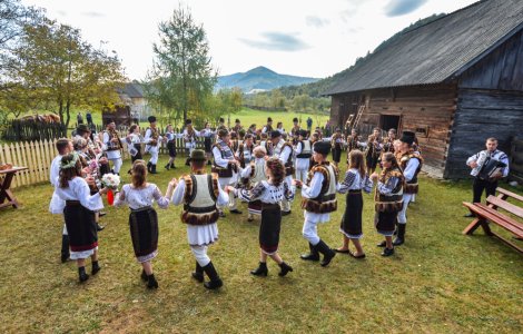 8 mai - Ziua Naţională a Portului Tradiţional din România