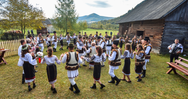 8 mai - Ziua Naţională a Portului Tradiţional din România