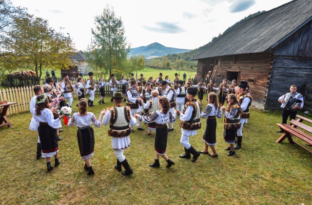 8 mai - Ziua Naţională a Portului Tradiţional din Rom&acirc;nia