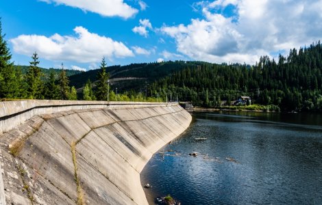 Un tată și-a aruncat copiii într-un lac de acumulare după o ceartă cu soția. Micuții au decedat