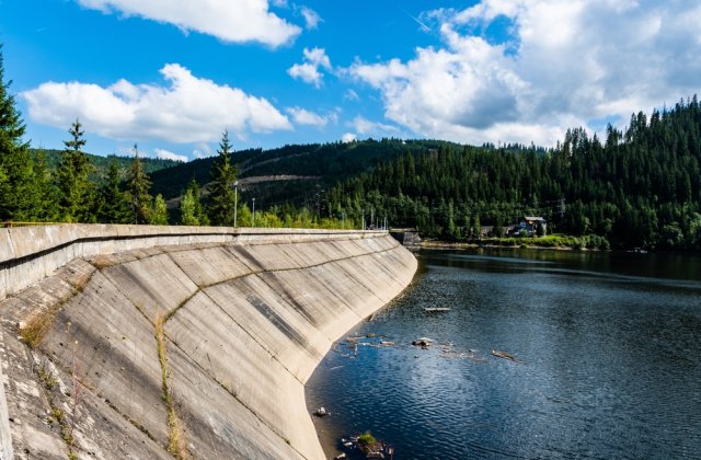 Un tată și-a aruncat copiii într-un lac de acumulare după o ceartă cu soția. Micuții au decedat