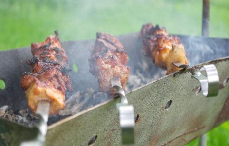 Romanii cheltuiesc de zece ori mai mult pe picnicuri decat la restaurante