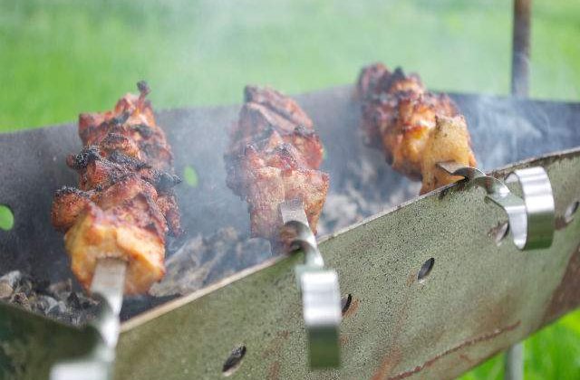 Romanii cheltuiesc de zece ori mai mult pe picnicuri decat la restaurante
