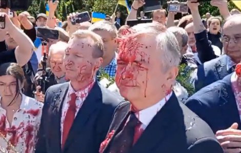 VIDEO Ambasadorul Rusiei la Varșovia, stropit cu vopsea roșie de Ziua Victoriei