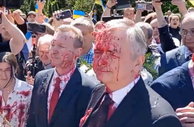 VIDEO Ambasadorul Rusiei la Varșovia a fost stropit cu vopsea roșie de Ziua Victoriei