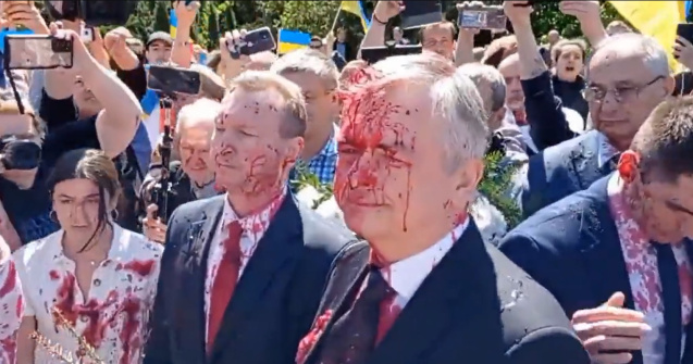 VIDEO Ambasadorul Rusiei la Varșovia, stropit cu vopsea roșie de Ziua Victoriei