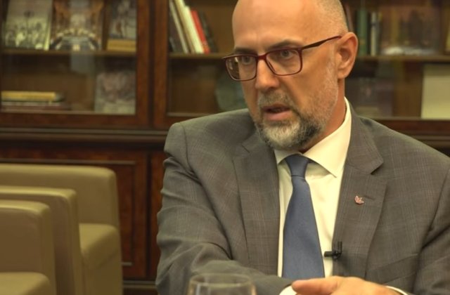 Hunor (UDMR): Ministrul Transporturilor nu are în responsabilitate ce cântă călătorii și „Nașul” pe tren 