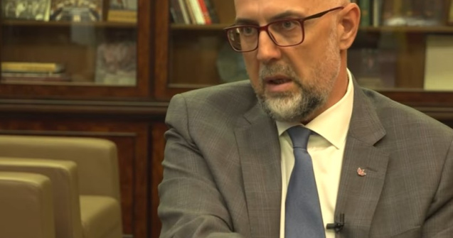 Hunor (UDMR): Ministrul Transporturilor nu are în responsabilitate ce cântă călătorii și „Nașul” pe tren