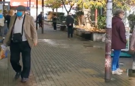 Meșter nepriceput, trotuare „capcană”. Zeci de pietoni din acest oraș au ajuns la secţia de otropedie cu entorse