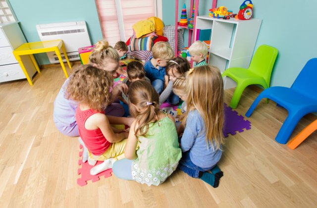 Educatoare din Pitești, reținută după ce ar fi agresat mai mulți copii la grădiniță: &rdquo;A luat-o şi a tr&acirc;ntit-o pe oliţă&rdquo;