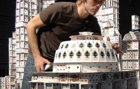 Trei cladiri faimoase din Bucuresti, recreate din carti de joc